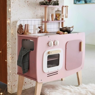 Cozinha de brincar cor-de-rosa com forno e prateleiras