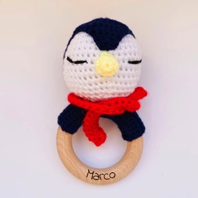 Chocalho de madeira com figura de pinguim de crochet e nome Marco