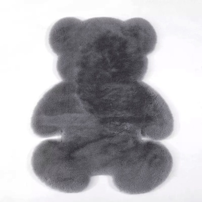 Tapete cinza escuro em forma de urso com textura felpuda