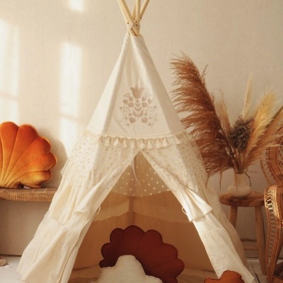 Tenda teepee branca com almofadas em forma de nuvem, decoração em tons terrosos