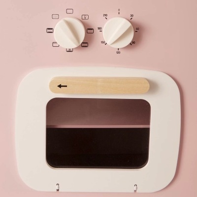 Forno de brinquedo cor de rosa com porta branca e botões brancos.