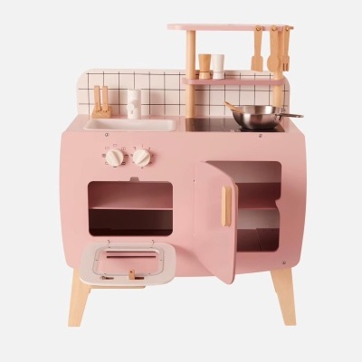Mini cozinha de brinquedo cor-de-rosa com detalhes em madeira clara e acessórios