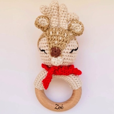 Anel de madeira com cabeça de rena em crochet e cachecol vermelho