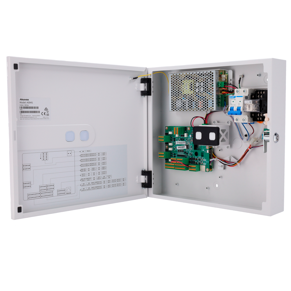 Controlador de Acesso Akuvox A094S | 4 Portas, Wiegand/OSDP Caixa metálica branca aberta com componentes eletrónicos internos e etiquetas Akuvox.