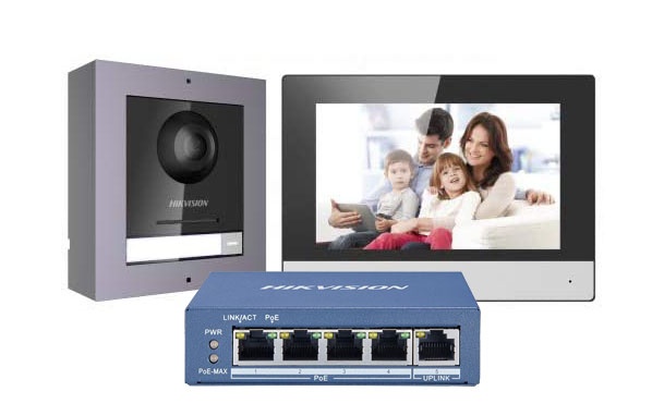 Kit Videoporteiro IP Hikvision DS-KIS602(B) PoE e WiFi Sistema de videovigilância Hikvision com intercomunicador, monitor e switch PoE azul.