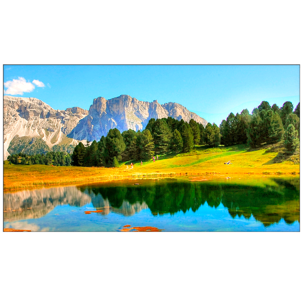 Monitor Videowall Uniview 55" FHD 450nit 3.5mm Moldura Paisagem natural com montanhas, árvores, campo de relva e lago refletindo o céu