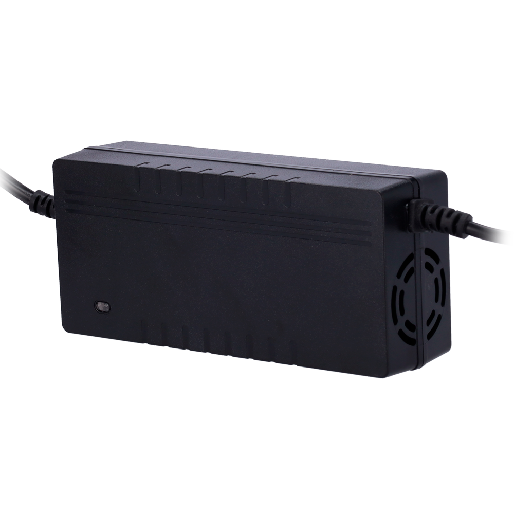 Fonte de Alimentação AC Safire SF-MPPTBATT-4PIN: Recarga de Baterias de Kits Solares Carregador preto retangular com ventoinha e cabos sobre fundo branco