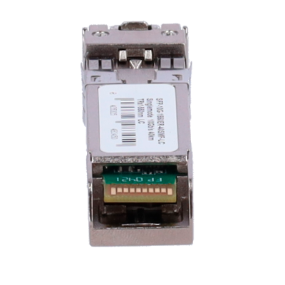 Conector SFP óptico metálico prateado com etiqueta branca