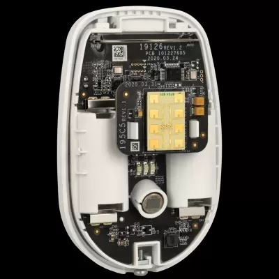Interior de dispositivo electrónico com circuito impresso e componentes visíveis