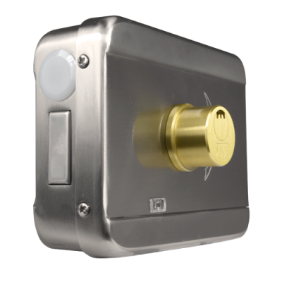 Fechadura metálica prateada com botão dourado e sensor branco