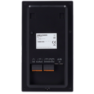 Painel traseiro de equipamento eletrônico preto com etiqueta HIKVISION e conectores.