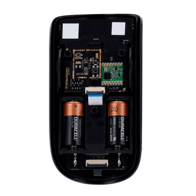 Interior de rato sem fios com pilhas Duracell AA e circuitos eletrónicos visíveis