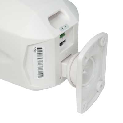 Peça eletrónica branca com etiquetas e suporte de fixação