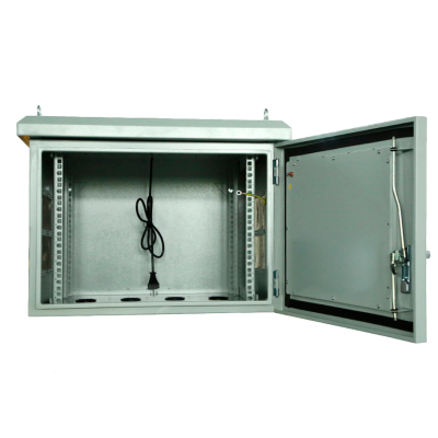 Caixa metálica cinzenta de porta dupla aberta com cabos pretos no interior