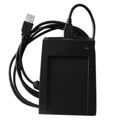 Leitor de cartões preto com cabo USB enrolado