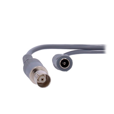 Cabo com conetor coaxial metálico e conector circular preto em fundo branco