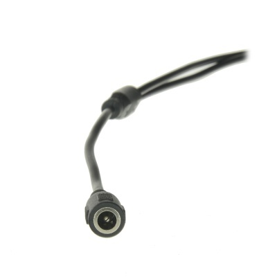 Cabo elétrico preto com conector redondo numa extremidade