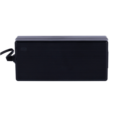 Carregador preto com cabo à esquerda sobre fundo branco