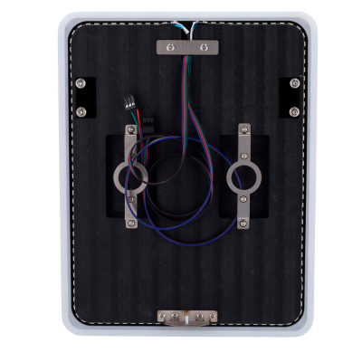 Painel quadrado preto com suportes metálicos e fios coloridos