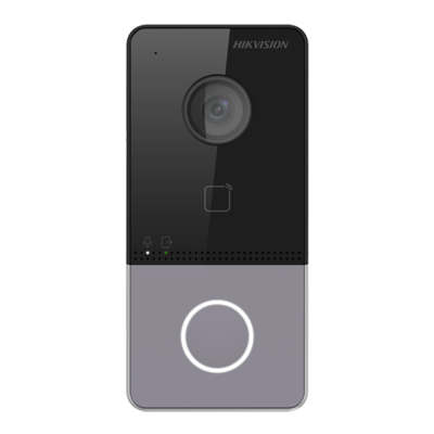Campainha com vídeo HIKVISION preto e cinza com lente circular e botão iluminado
