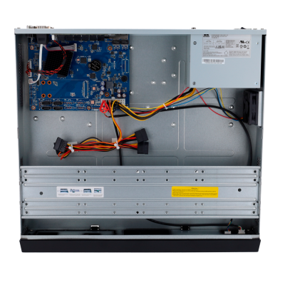 Interior de computador portátil aberto com placa mãe azul e fios coloridos