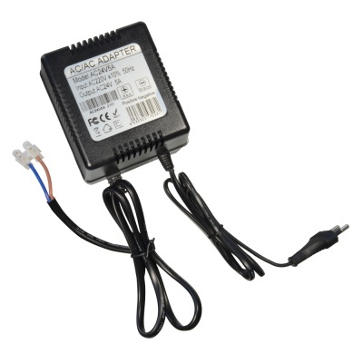 Adaptador AC/AC preto com etiqueta branca e cabos pretos