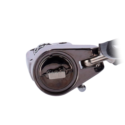 Chave metálica com mecanismo de bloqueio circular e cabo preto