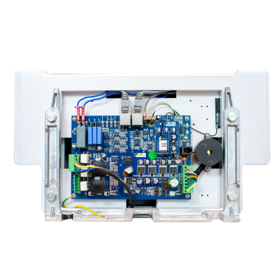 Placa eletrónica azul montada numa estrutura metálica com componentes eletrónicos e fios coloridos