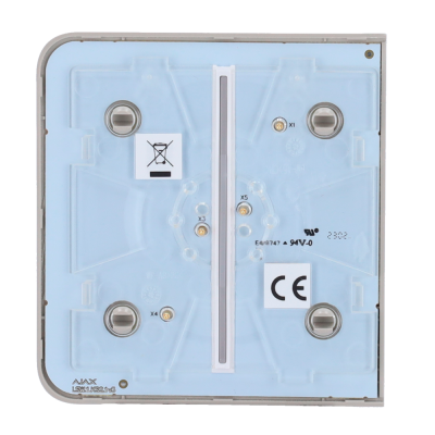 Dispositivo eletrónico quadrado branco com tampa azul translúcida e contactos metálicos.