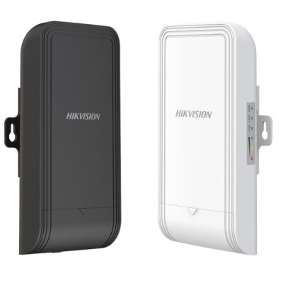 Dois dispositivos eletrónicos Hikvision, um preto e um branco, com indicadores LED e suportes laterais