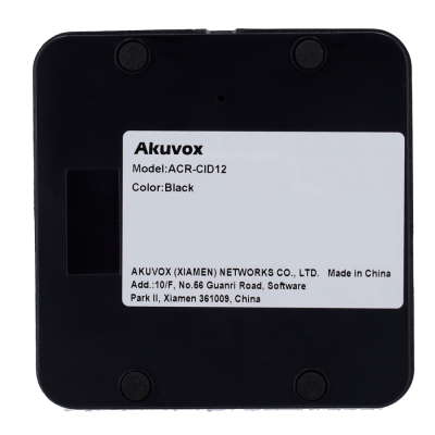 Dispositivo preto quadrado com etiqueta branca e texto de fabricante na parte de baixo