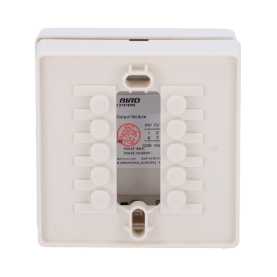 Módulo de saída branco com tampas redondas e etiqueta cinza da BIRD SYSTEMS