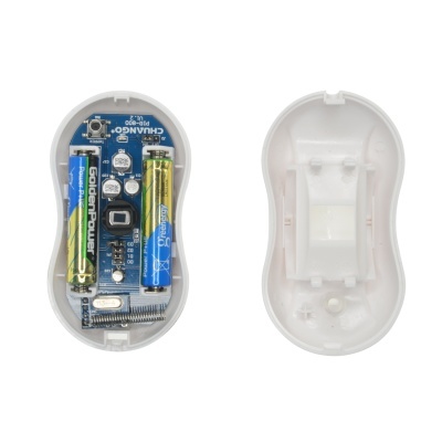 Rato de computador aberto com circuitos e pilhas visíveis