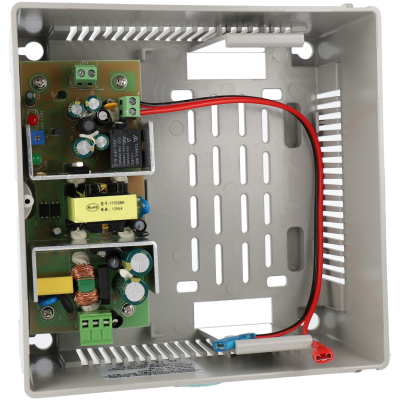 Caixa plástica cinza com componentes eletrónicos internos e fios conectados