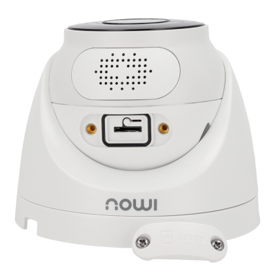 Câmara de vigilância branca com base e orifícios para fixação, texto 'nowi'