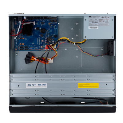 Interior de caixa metálica de equipamento eletrónico com placa azul, cabos coloridos e fonte ASPOWER.