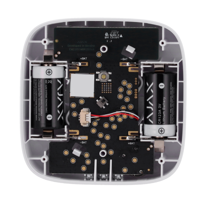 Dispositivo eletrónico aberto com pilhas CR123A e placa de circuito preto