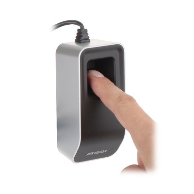 Leitor biométrico de impressão digital Hikvision cinza e preto com dedo a ser lido