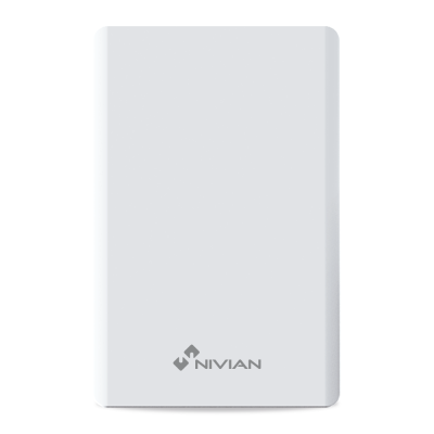 Power bank branco com logotipo NIVIAN