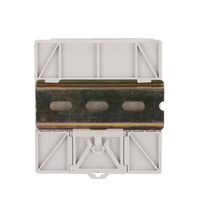 Suporte retangular de metal e plástico branco com três orifícios alongados