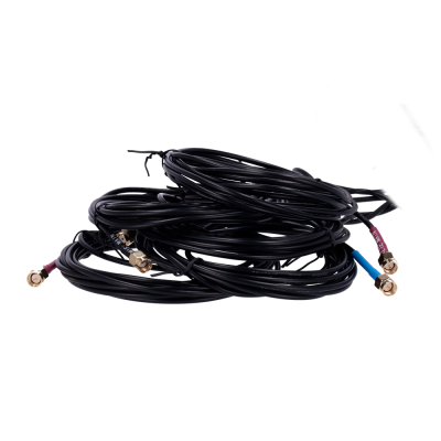 Cabo preto enrolado com conectores metálicos dourados