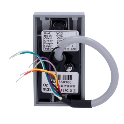 Caixa cinza de dispositivo eletrónico com fios coloridos e etiquetas com texto técnico