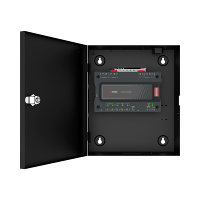 Controlador de elevador HIKVISION numa caixa metálica preta aberta