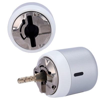 Fechadura inteligente metálica com chave inserida