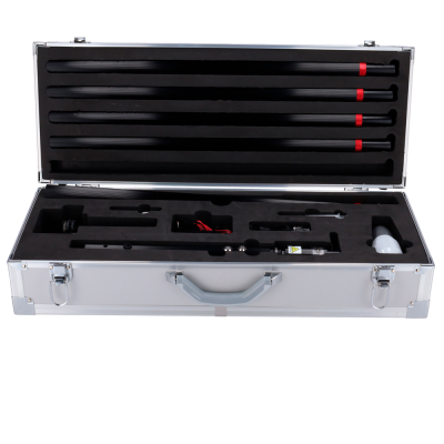 Mala metálica aberta com barras e peças pretas em espuma moldada