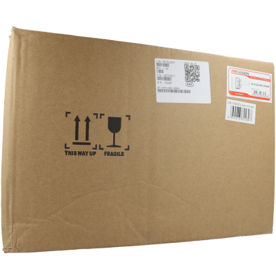 Embalagem de cartão castanho com etiquetas e símbolos de manuseio