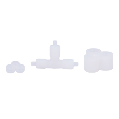 Peças plásticas translúcidas brancas para conexão, incluindo conector em T e cilindros.