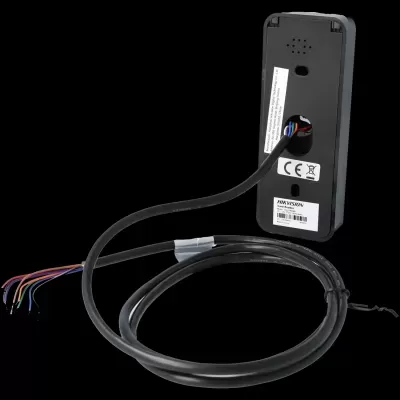 Leitor de cartão HIKVISION preto com cabos expostos