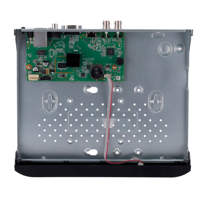 Dispositivo eletrónico com placa de circuito e chassis metálico