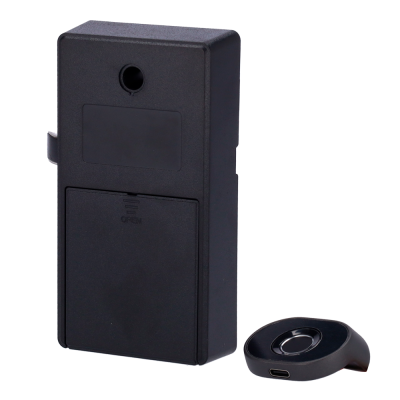 Caixa retangular preta com tampa e peça arredondada preta com porta USB-C